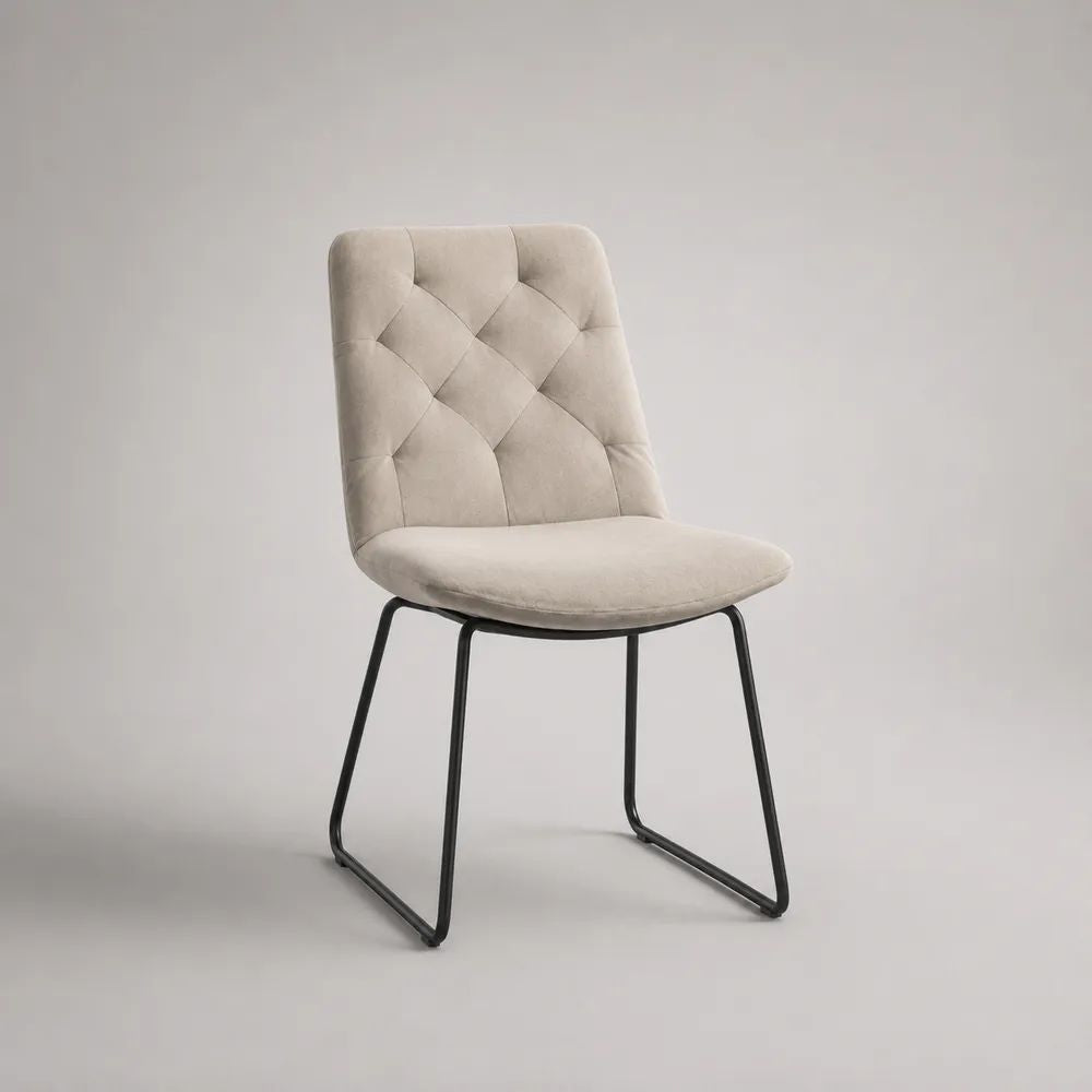 Gepolsterter Esszimmerstuhl mit Polyester-Veloursbezug und schwarzem Stahl-Kufengestell, Beige, 52 × 59 × 87 cm
