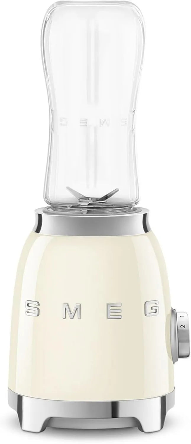Smeg Modell PBF01CREU, 2 x 600 ml Flaschen inklusive, 2 Geschwindigkeitsstufen, Leistung 300W, Kompakt-Tischmixer, Motorsicherung, Creme